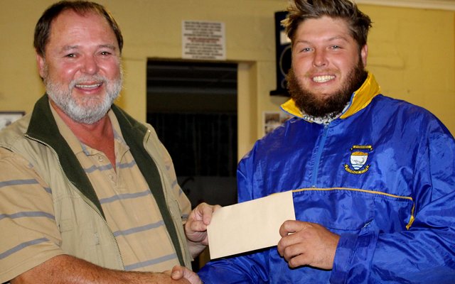 Regs oorhandig voorsitter Frans Claassen die wenprys aan Morné Olivier